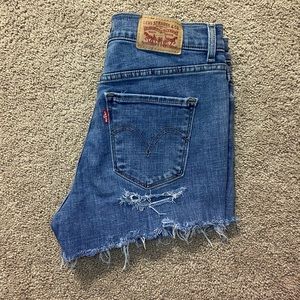 Cut off Levi’s jean shorts